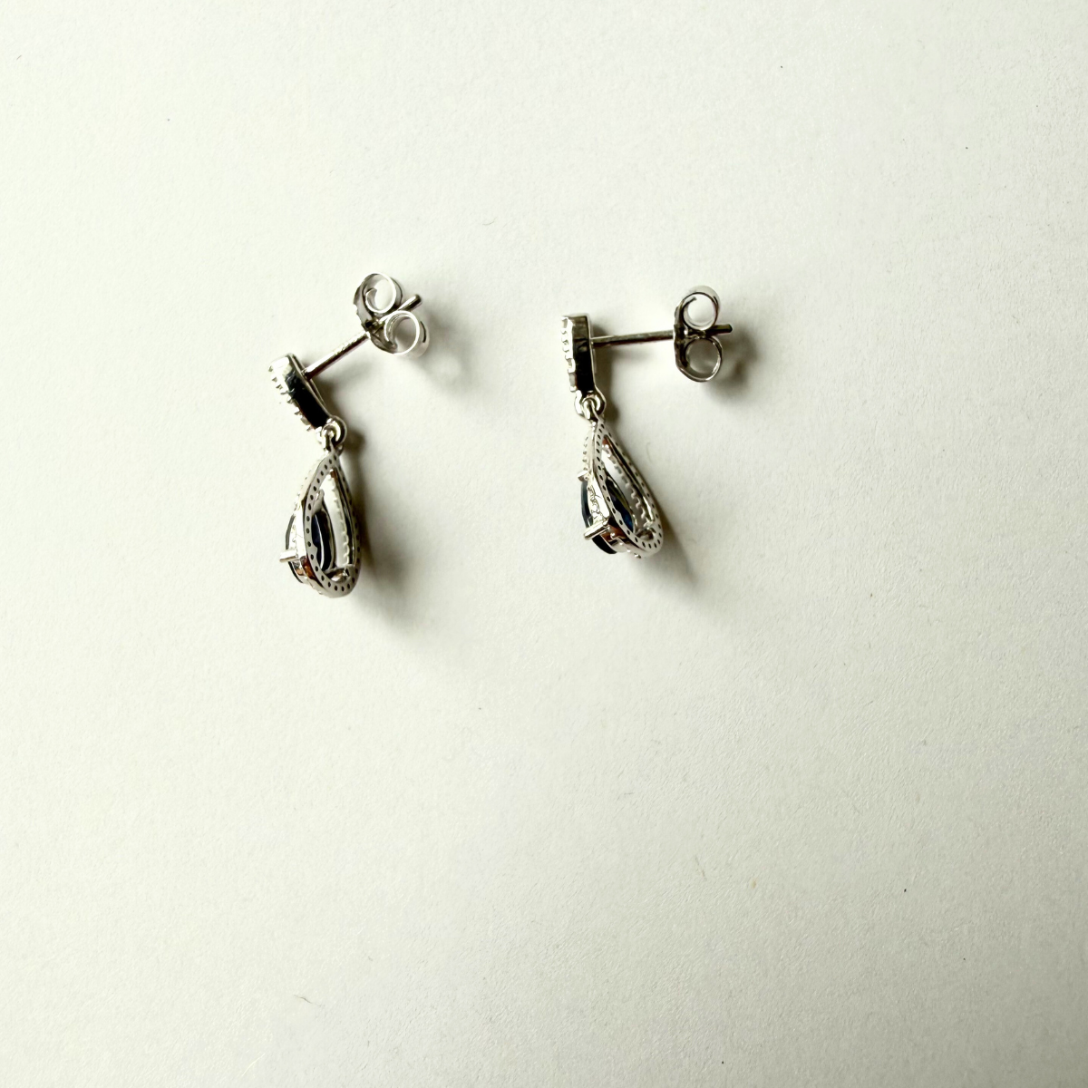 Aretes en oro blanco 10K con colgante de zafiro corte pera y diamantes 0.18ctw