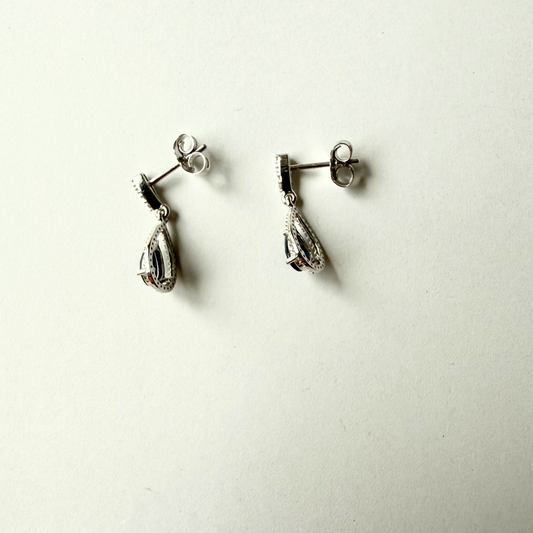 Aretes en oro blanco 10K con colgante de zafiro corte pera y diamantes 0.18ctw