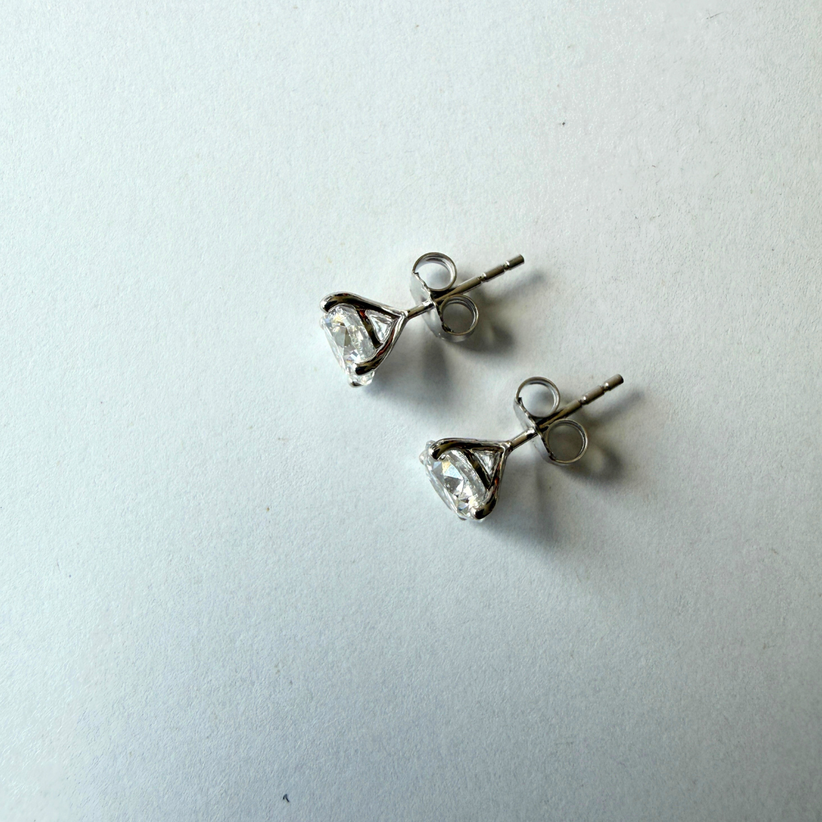 Aretes stud martini en oro blanco 14k con diamantes de laboratorio 2ctw