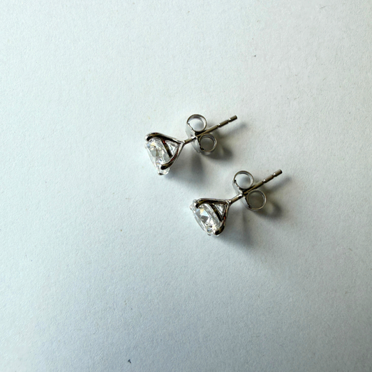 Aretes stud martini en oro blanco 14k con diamantes de laboratorio 2ctw