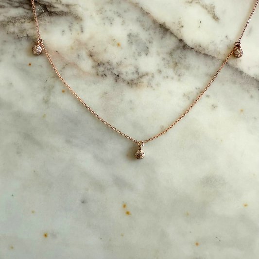 Collar en oro rosa 14K con tres colgantes de diamantes pequeños 0.07ctw