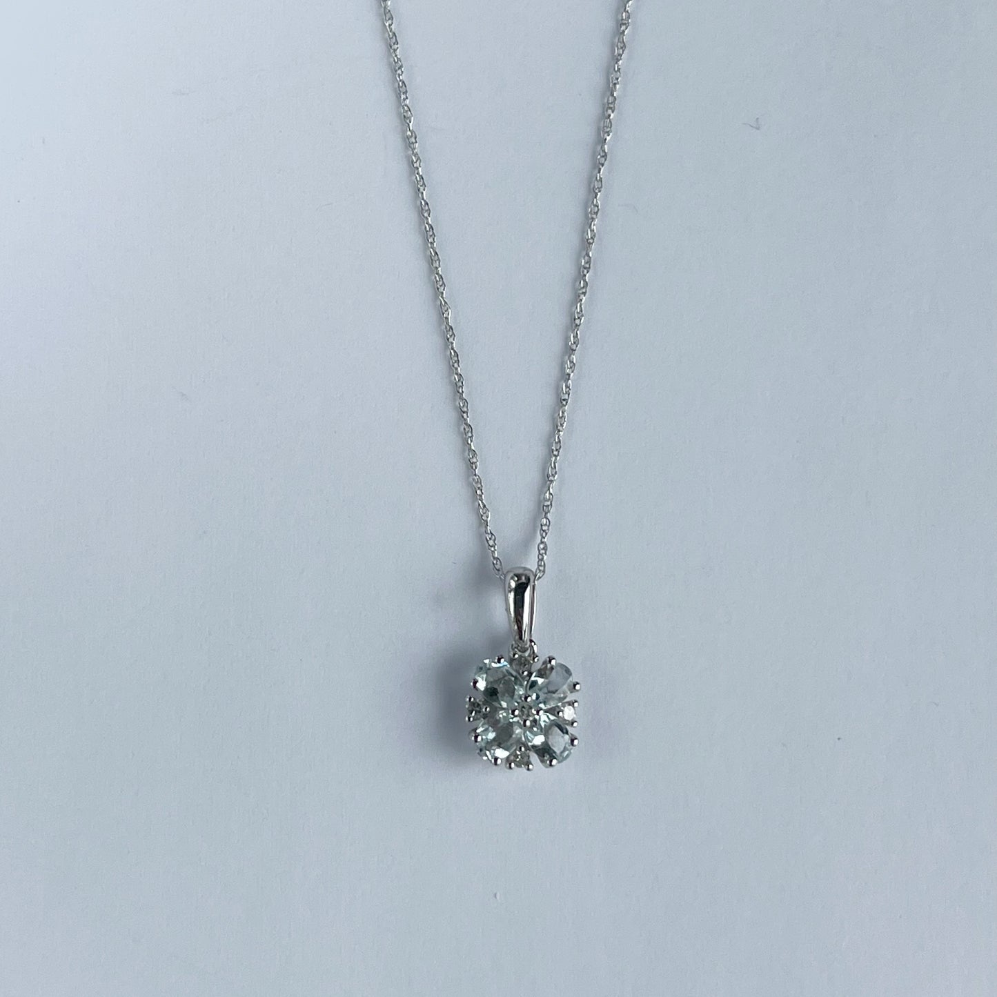 Collar en oro blanco 10k con flor de aquamarina y diamantes 0.06ct
