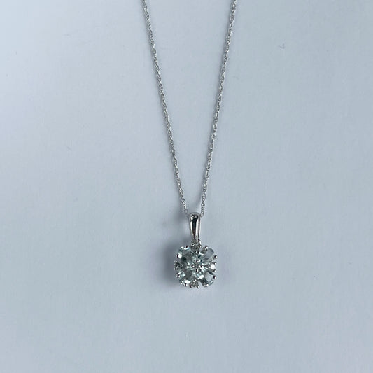 Collar en oro blanco 10k con flor de aquamarina y diamantes 0.06ct