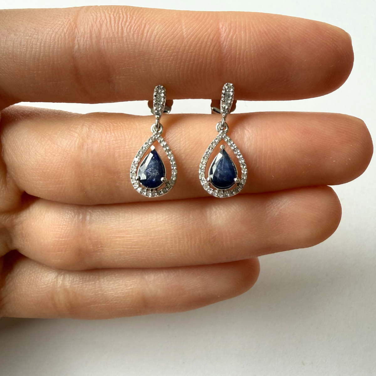 Aretes en oro blanco 10K con colgante de zafiro corte pera y diamantes 0.18ctw