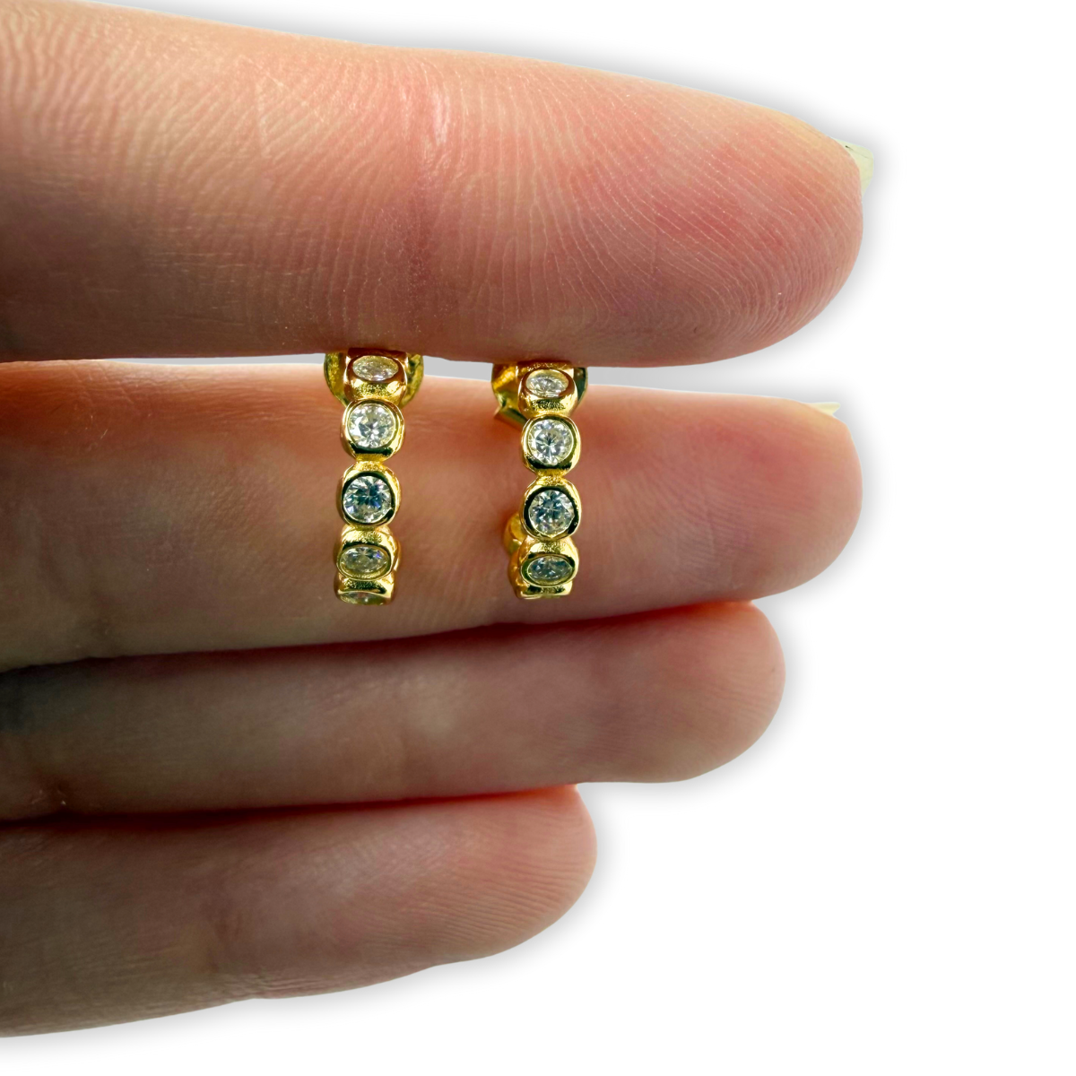 Argollas en plata con baño de oro amarillo con moissanitas biseladas