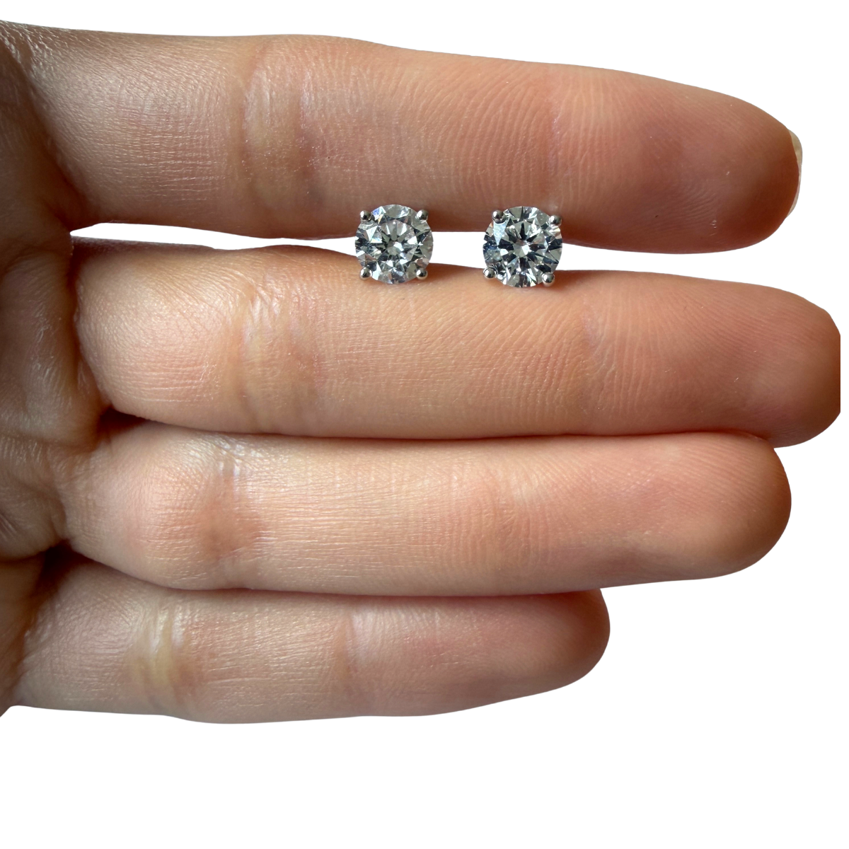 Aretes stud martini en oro blanco 14k con diamantes de laboratorio 2ctw