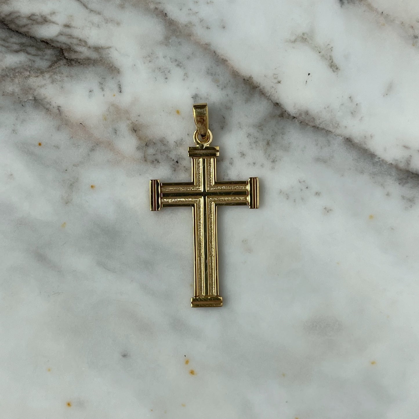 Dije de cruz romana en plata con baño de oro