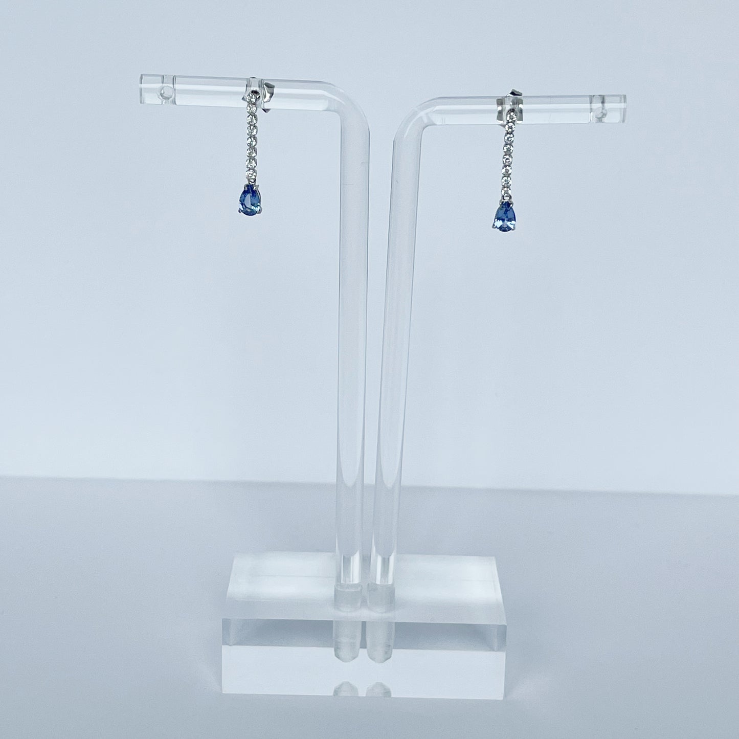 Aretes en oro blanco de 14k con línea de diamantes de laboratorio 0.25ctw y gota de zafiro azul natural