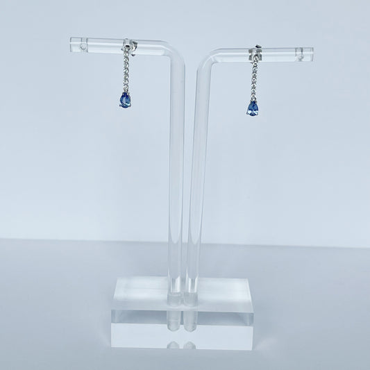 Aretes en oro blanco de 14k con línea de diamantes de laboratorio 0.25ctw y gota de zafiro azul natural