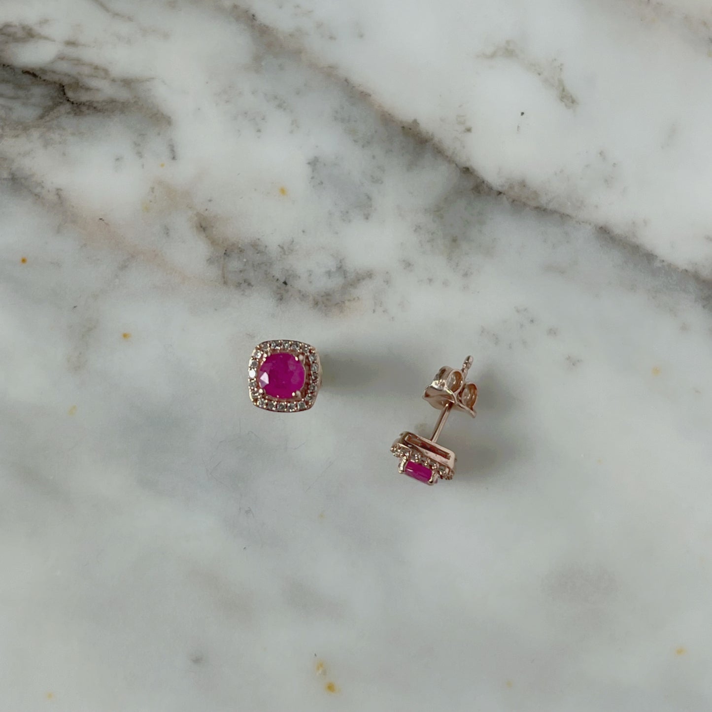 Arete en oro rosa 10k con rubí redondo y halo cuadrado de diamantes  0.13ctw