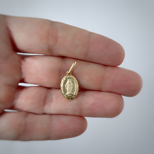 Medalla Virgen Milagrosa pequeña en oro amarillo 14k