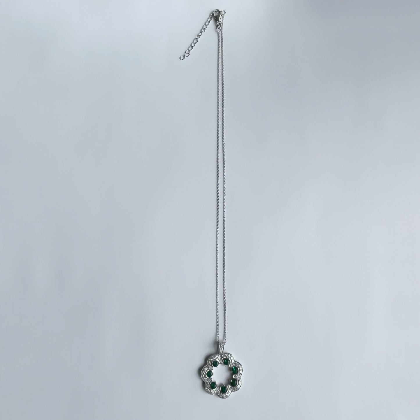 Collar de plata con medallón de esmeraldas y diamantes de laboratorio 1.35ctw