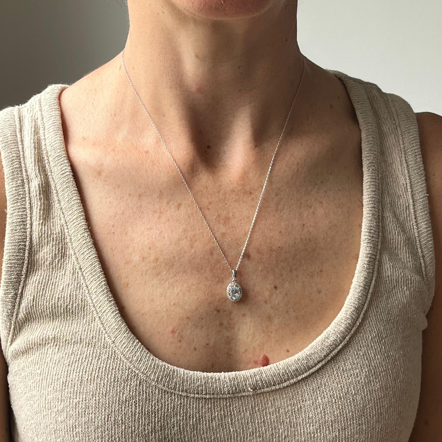 Collar de plata con aquamarina ovalada y halo de circones