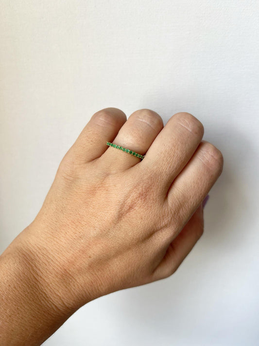 Anillo medio cintillo de esmeraldas en oro amarillo 10k