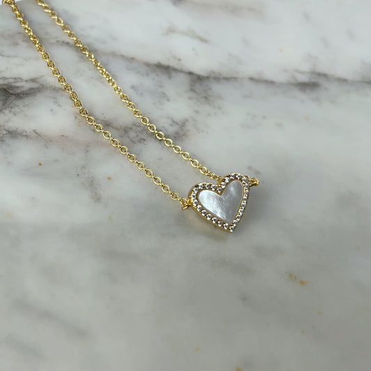Collar de corazón de madre perla blanca con circonitas en plata con baño de oro