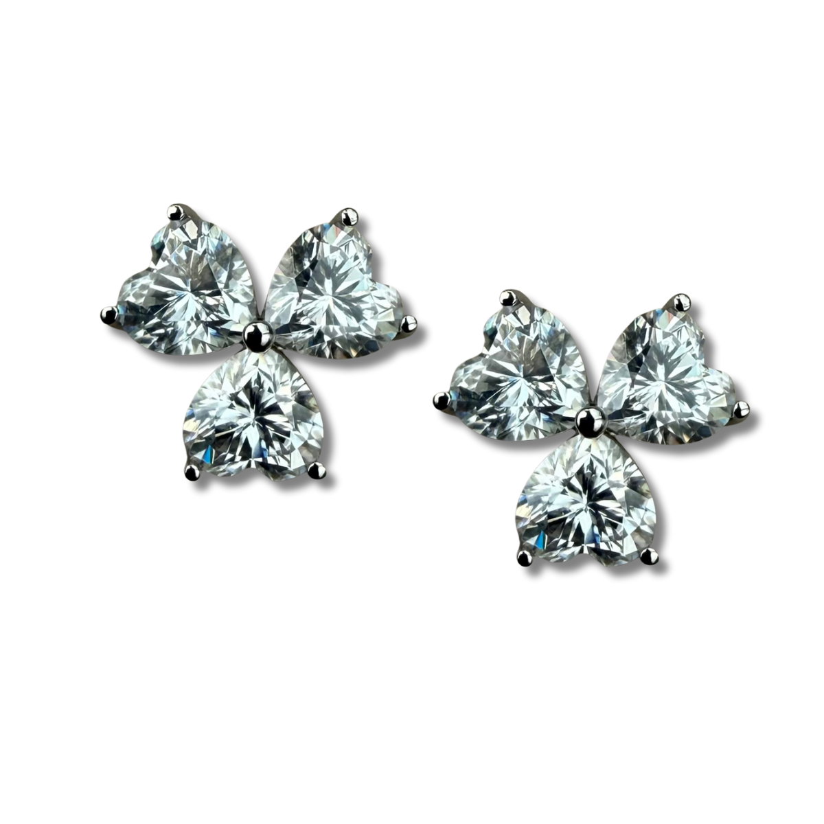 Aretes de plata con trébol de corazones de moissanita 3ctw