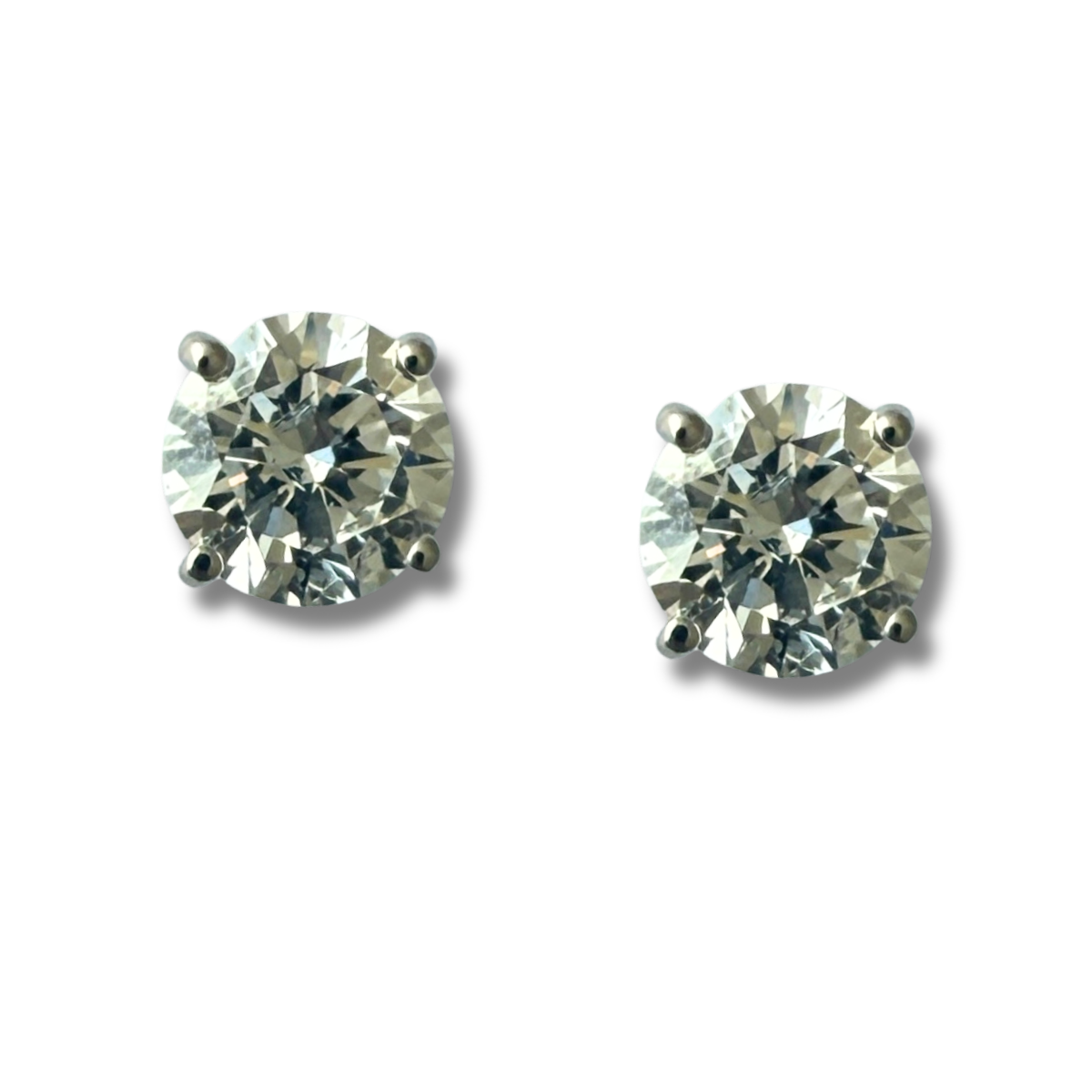 Aretes stud martini en oro blanco 14k con diamantes de laboratorio 3ctw