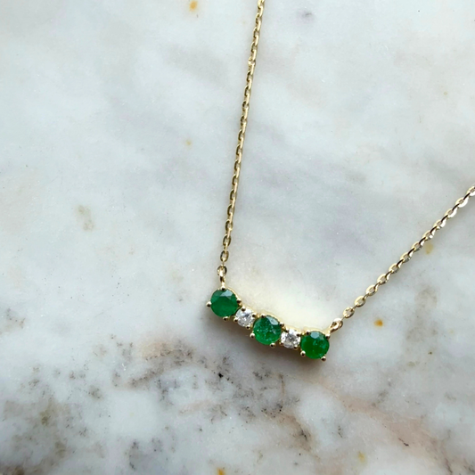 Collar en oro amarillo 14K con mini curva de esmeraldas y diamantes 0.05ctw