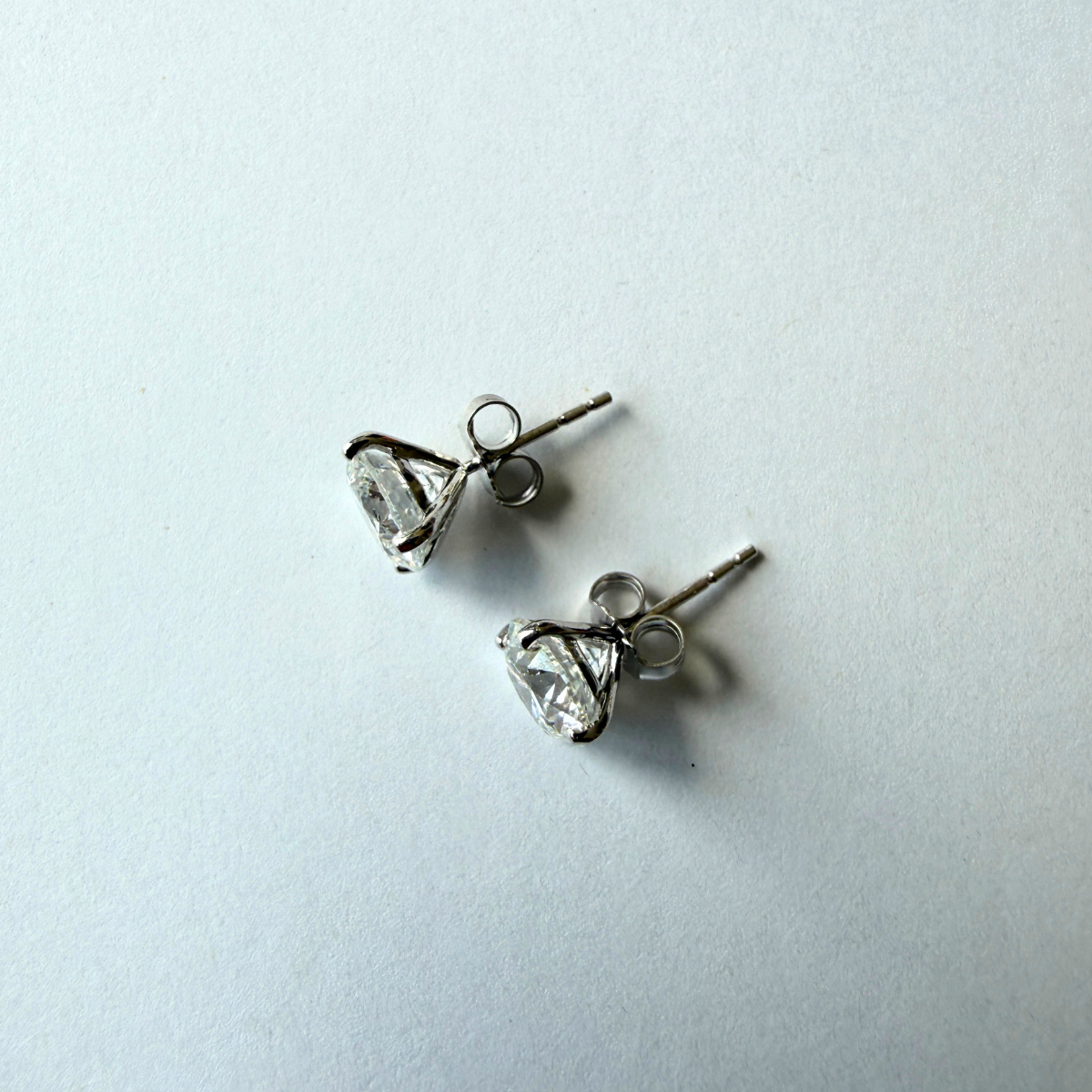 Aretes stud martini en oro blanco 14k con diamantes de laboratorio 3ctw