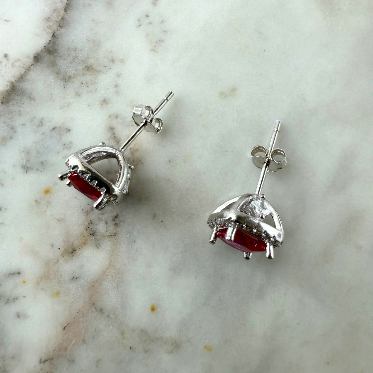 Arete con circón rojo corte princesa y halo de zafiro blancos en plata