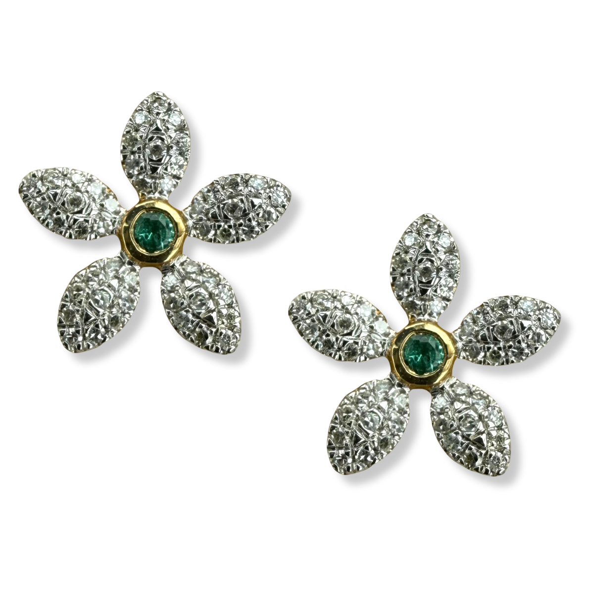 Aretes flor de diamantes 0.25ctw con centro de esmeralda en oro amarillo 10k con broche a rosca