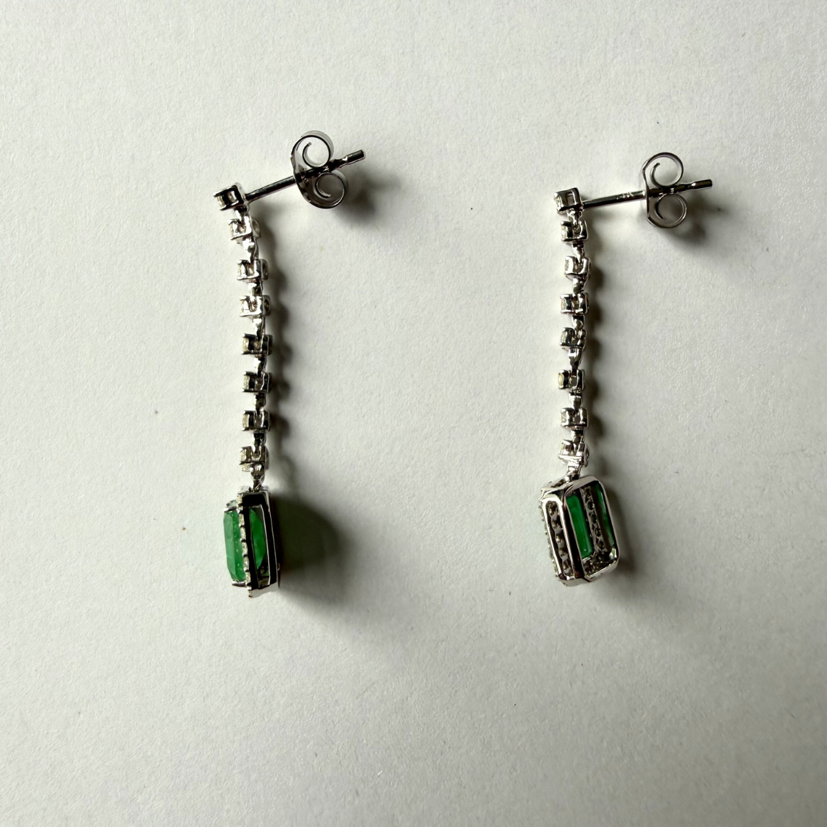 Aretes en oro blanco 14K con esmeraldas y diamantes 0.50ctw