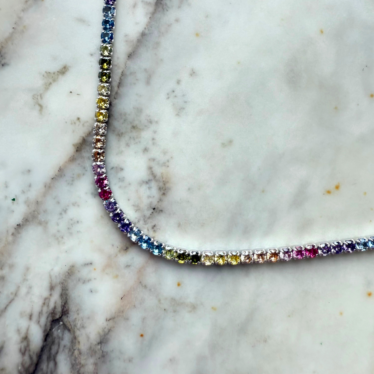 Choker de plata con baño platino y circonitas multicolores