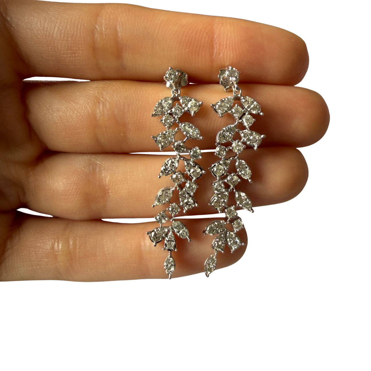 Aretes largos en oro blanco 10k con diamantes 2ctw