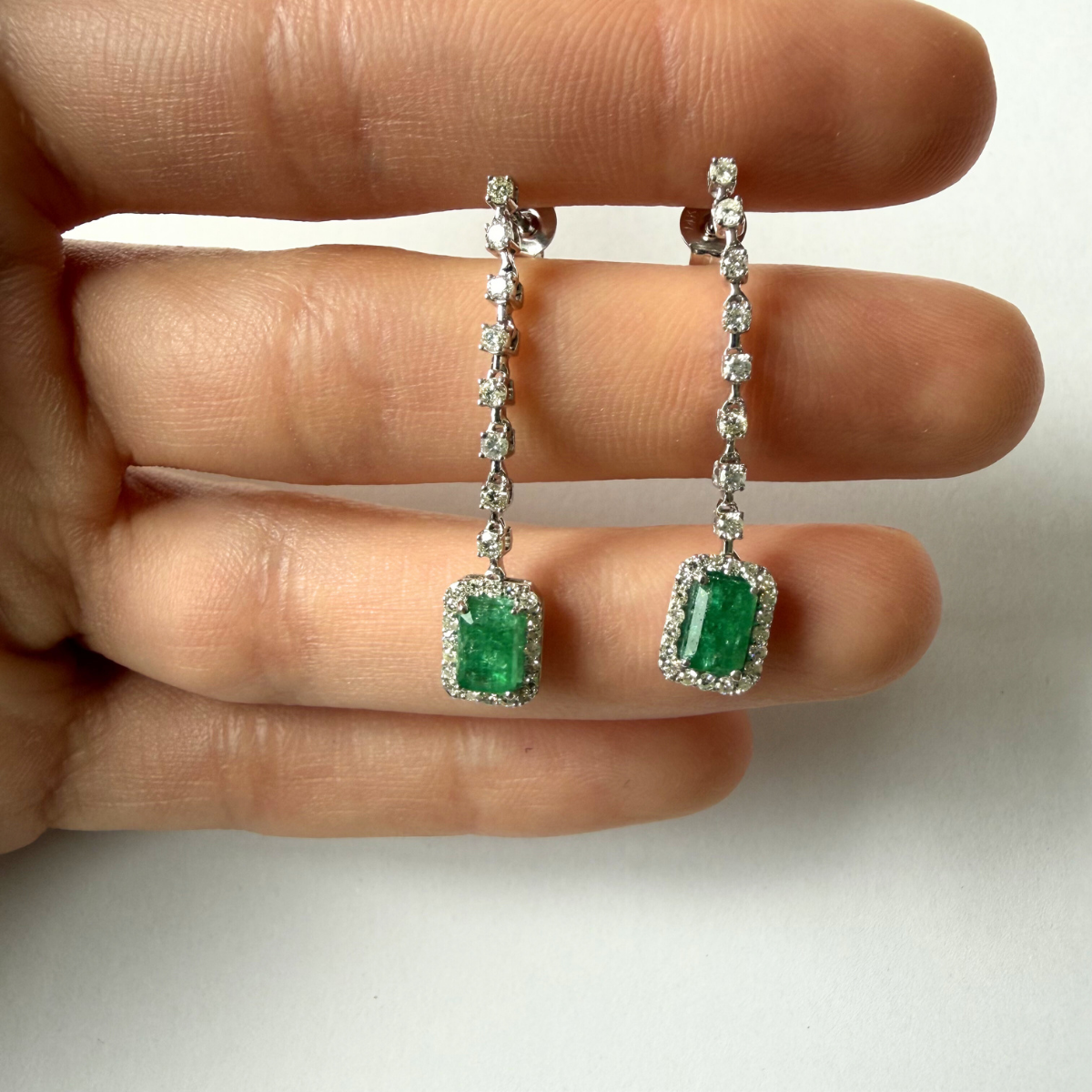 Aretes en oro blanco 14K con esmeraldas y diamantes 0.50ctw