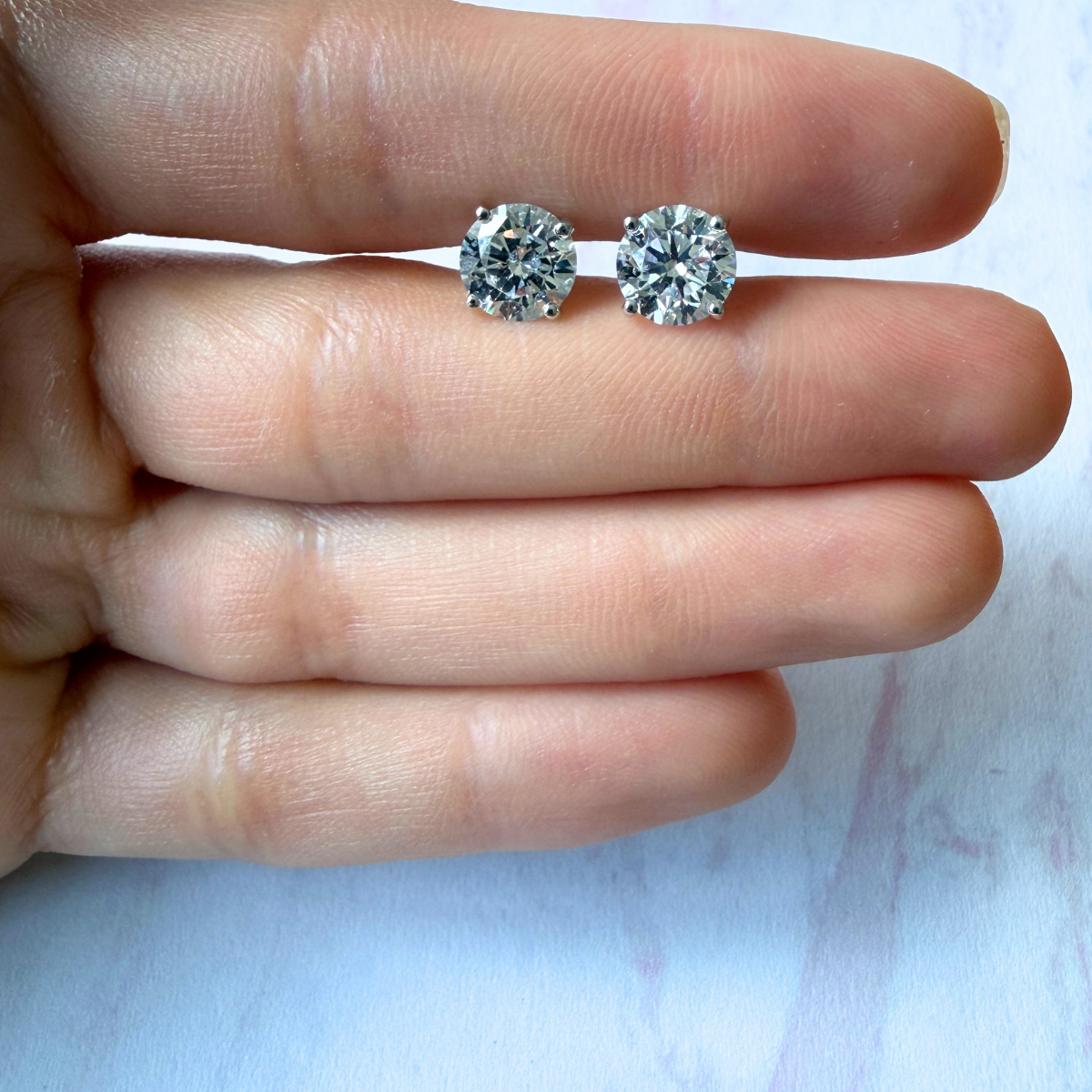 Aretes stud martini en oro blanco 14k con diamantes de laboratorio 3ctw