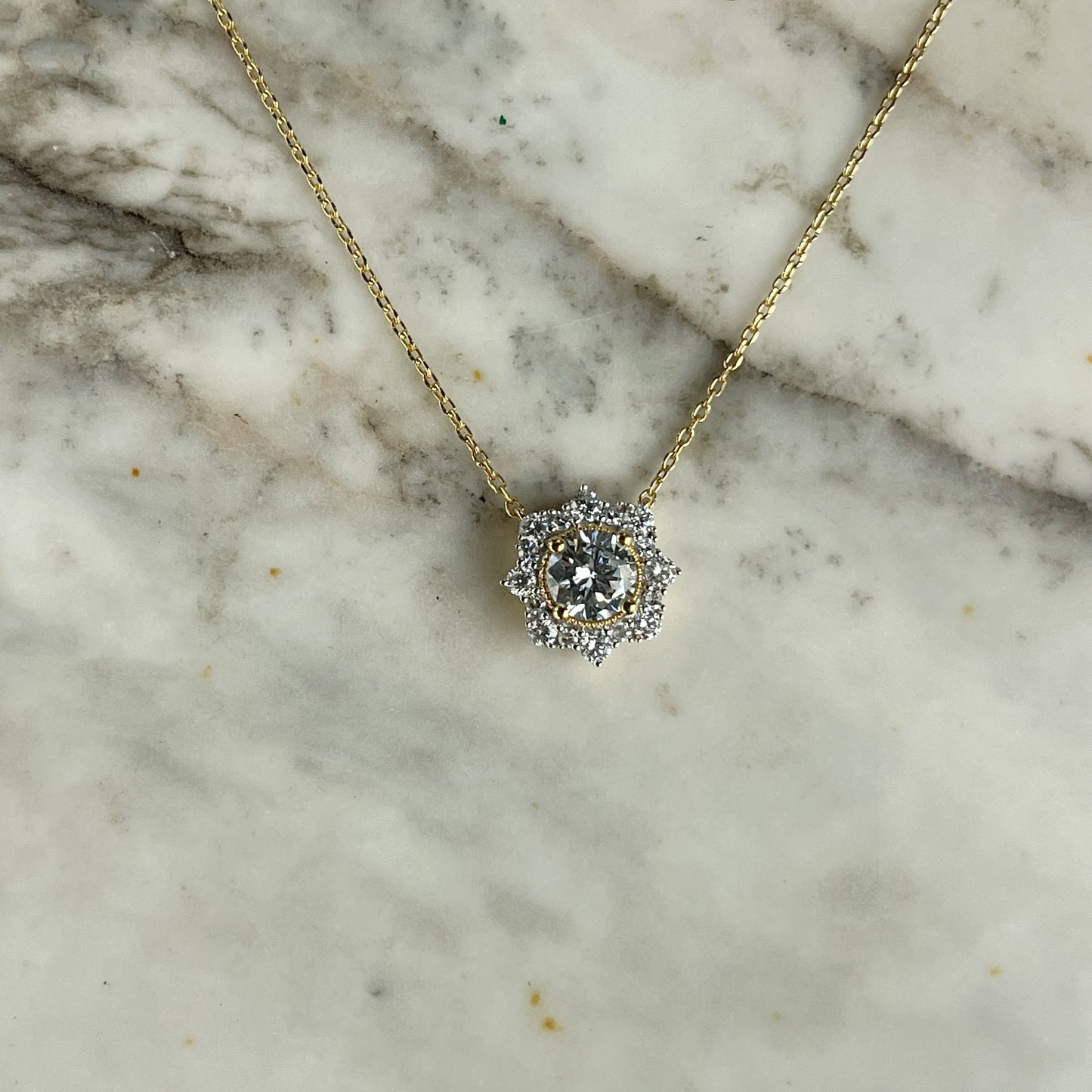 Collar Nour en plata con baño de oro y dije de diamantes de laboratorio 1.50ctw