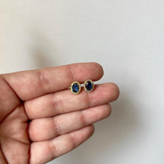 Aretes en oro amarillo 10k con zafiro ovalado y halo de diamantes 0.15ctw
