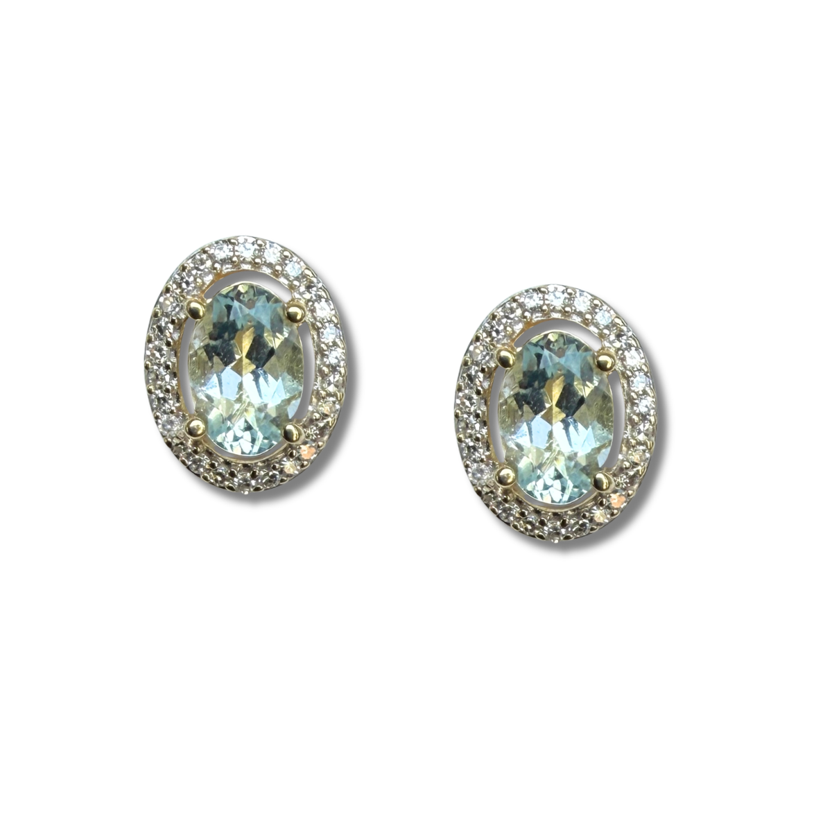 Aretes en oro amarillo 14k con aquamarina ovalada y halo de diamantes 0.18ctw