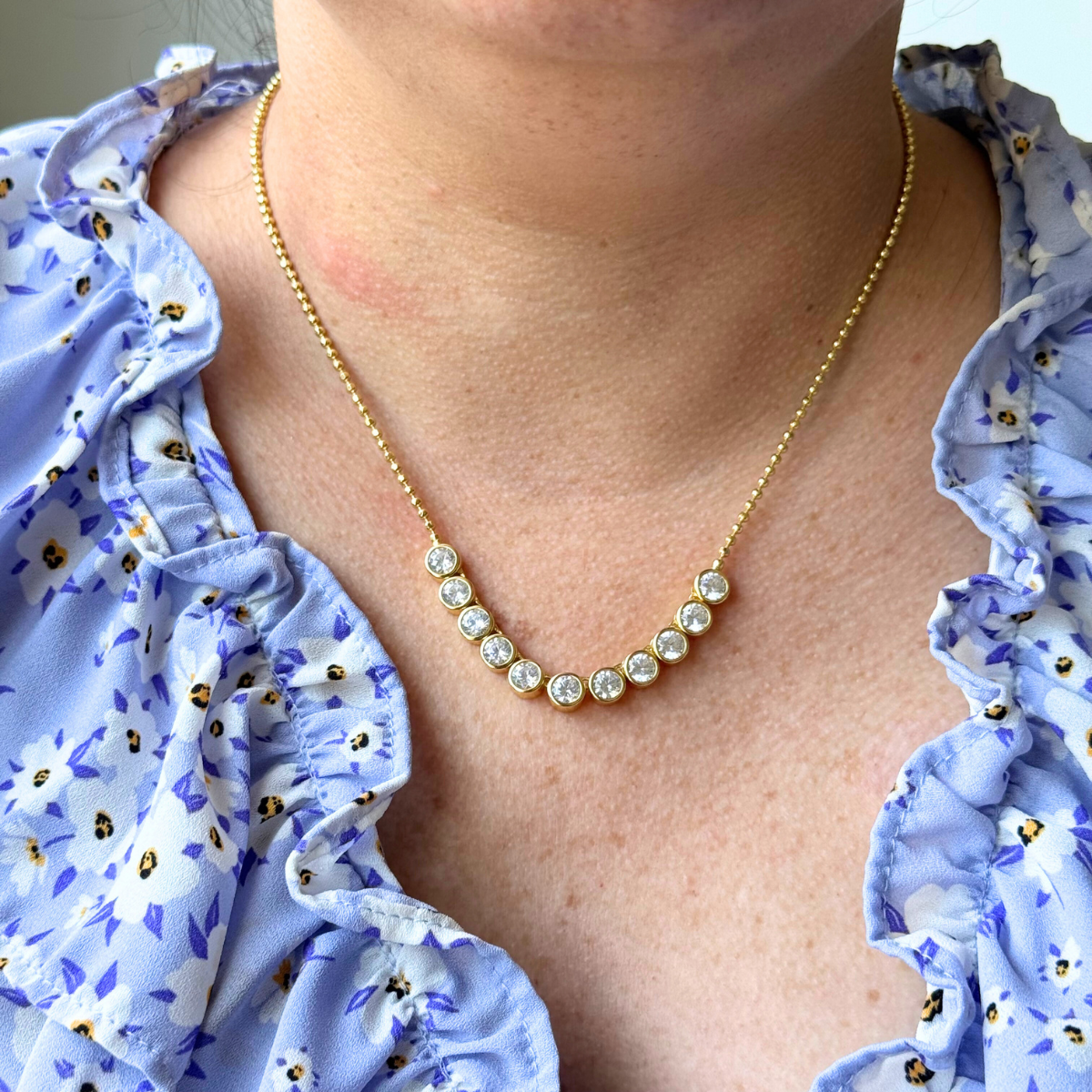 Collar de plata con baño de oro amarillo y circones redondos biselados