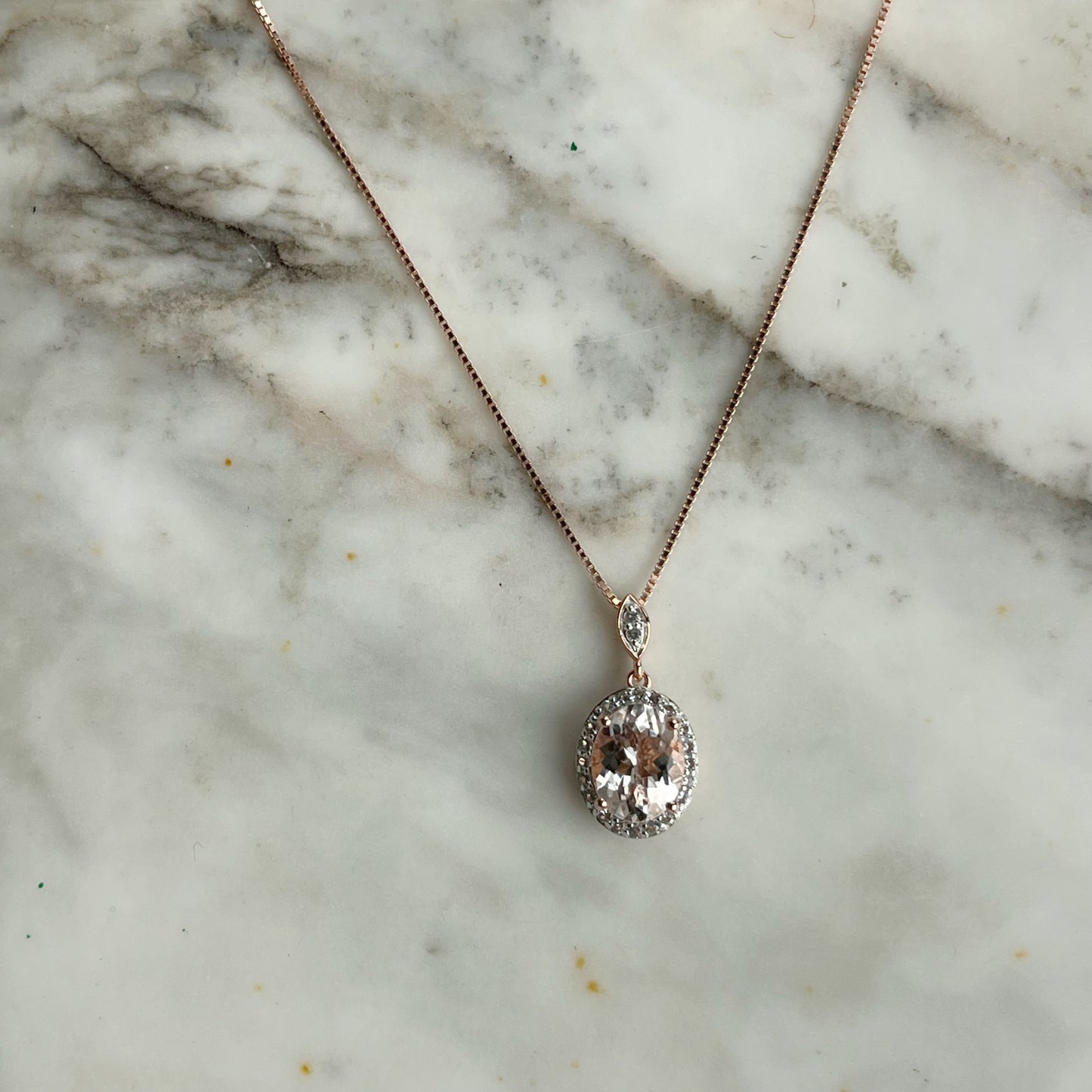 Collar en plata con baño de oro rosa y dije de morganita con circones