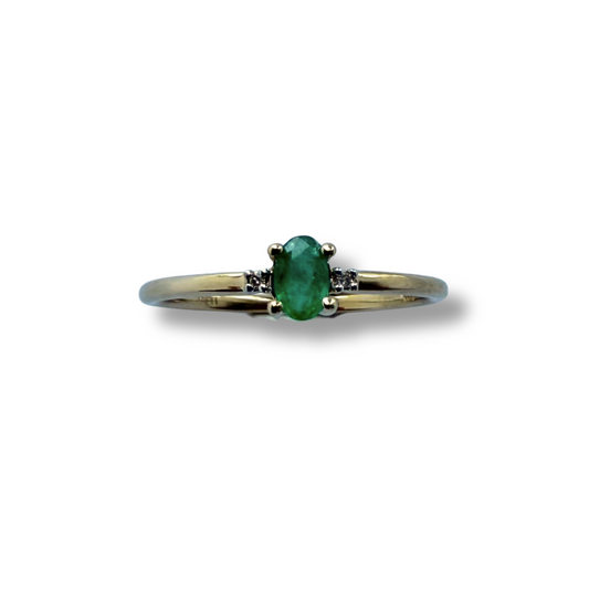 Anillo en oro amarillo 10K con esmeralda ovalada y diamantes 0.01ctw