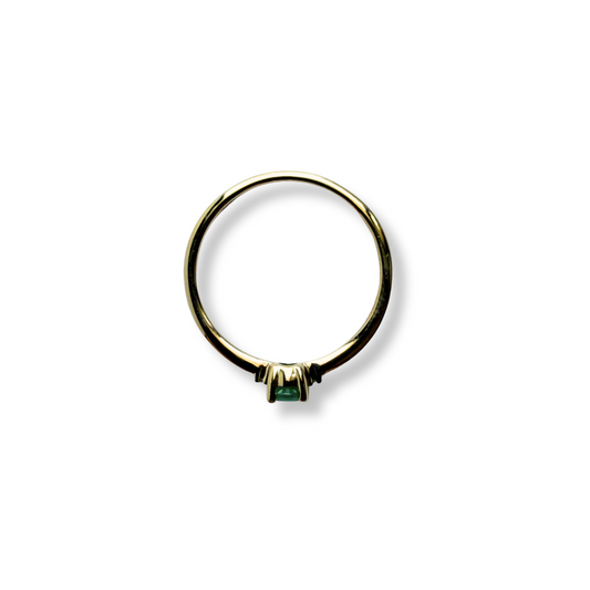 Anillo en oro amarillo 10K con esmeralda ovalada y diamantes 0.01ctw