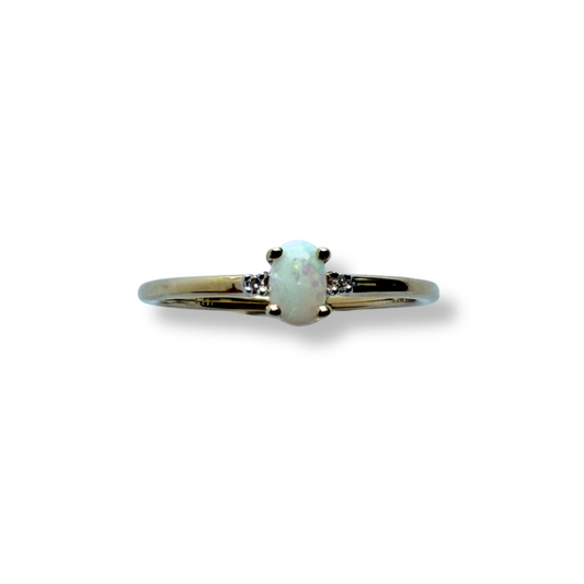 Anillo en oro amarillo 10K con opalo ovalado y diamantes 0.01ctw