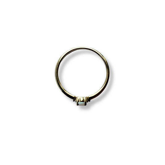 Anillo en oro amarillo 10K con opalo ovalado y diamantes 0.01ctw