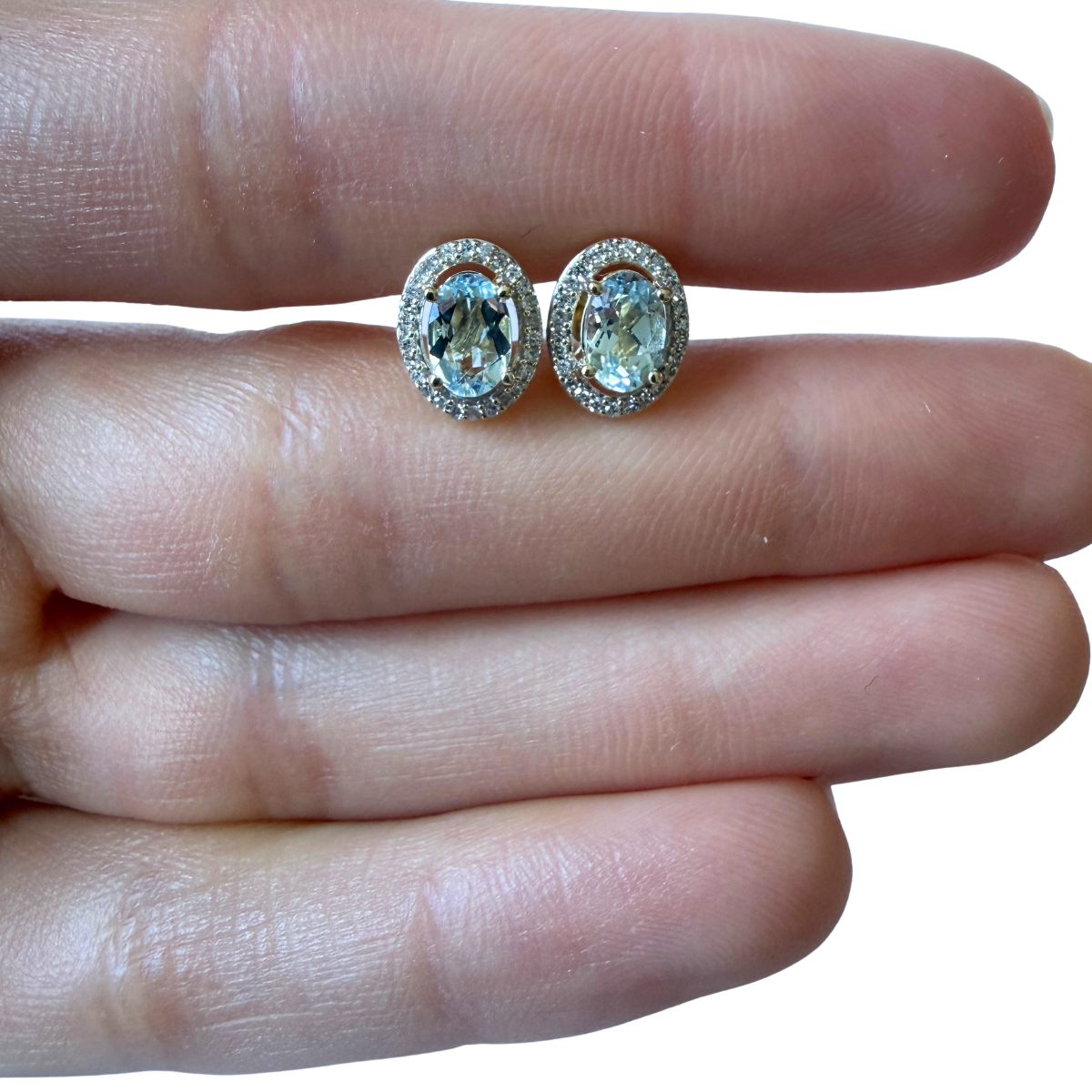 Aretes en oro amarillo 14k con aquamarina ovalada y halo de diamantes 0.18ctw