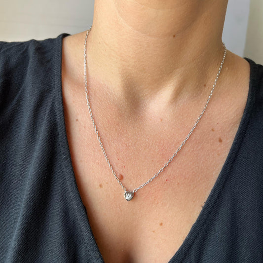 Collar de plata con dije corazón y diamante de laboratorio