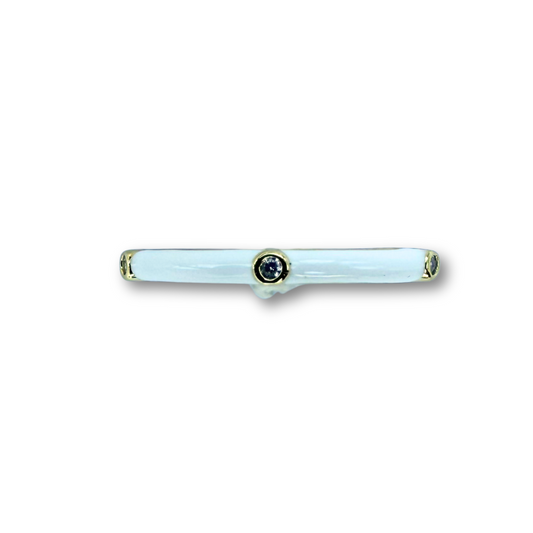 Anillo de plata con baño de oro amarillo con esmalte blanco y zafiro blancos