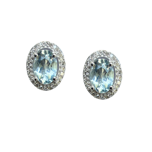 Aretes en oro blanco 14k con aquamarina ovalada y halo de diamantes 0.18ctw
