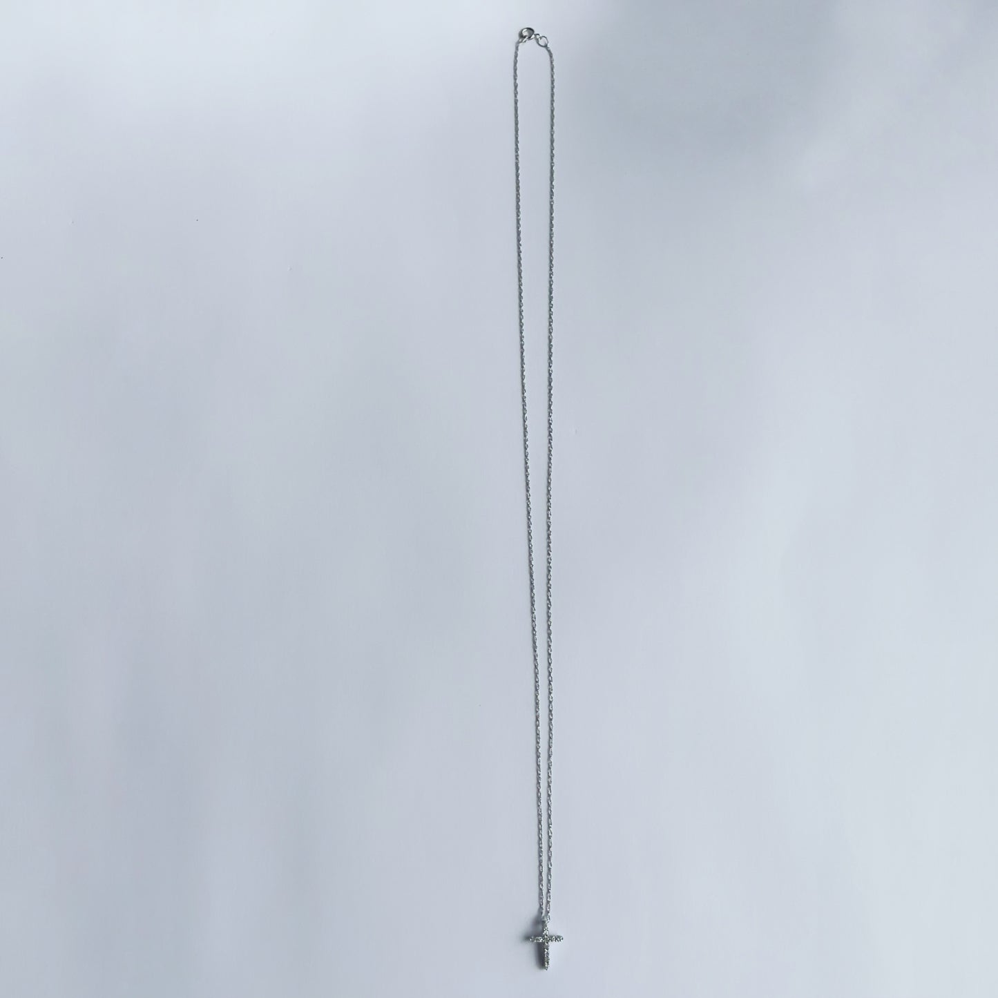 Cadena de oro blanco 14k con cruz de diamantes 0.09ctw