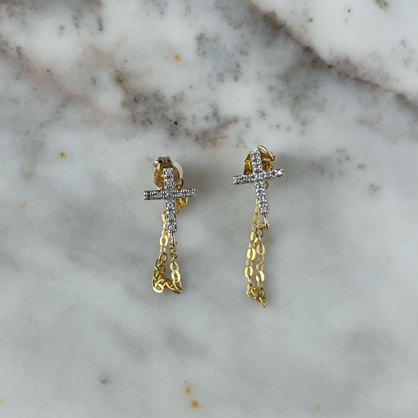 Aretes en oro amarillo 10k con cruz de diamantes 0.06ctw y cadena