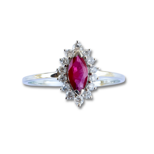 Anillo en oro blanco 14K con marquesa de rubí 0.21ct y halo de diamantes 0.13ctw