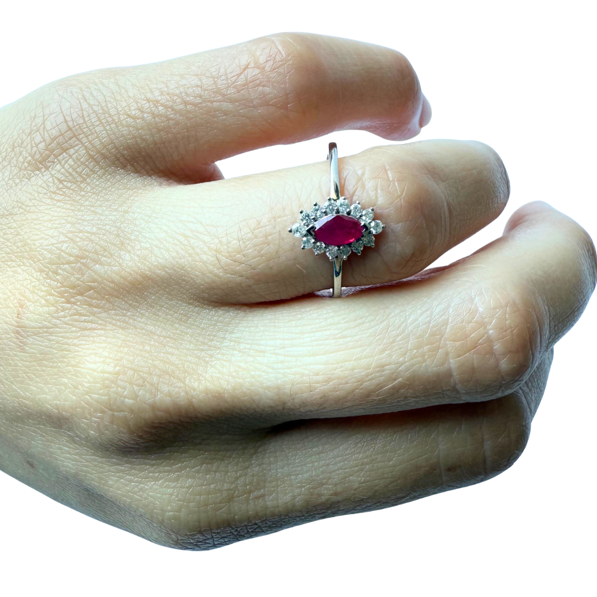 Anillo en oro blanco 14K con marquesa de rubí 0.21ct y halo de diamantes 0.13ctw