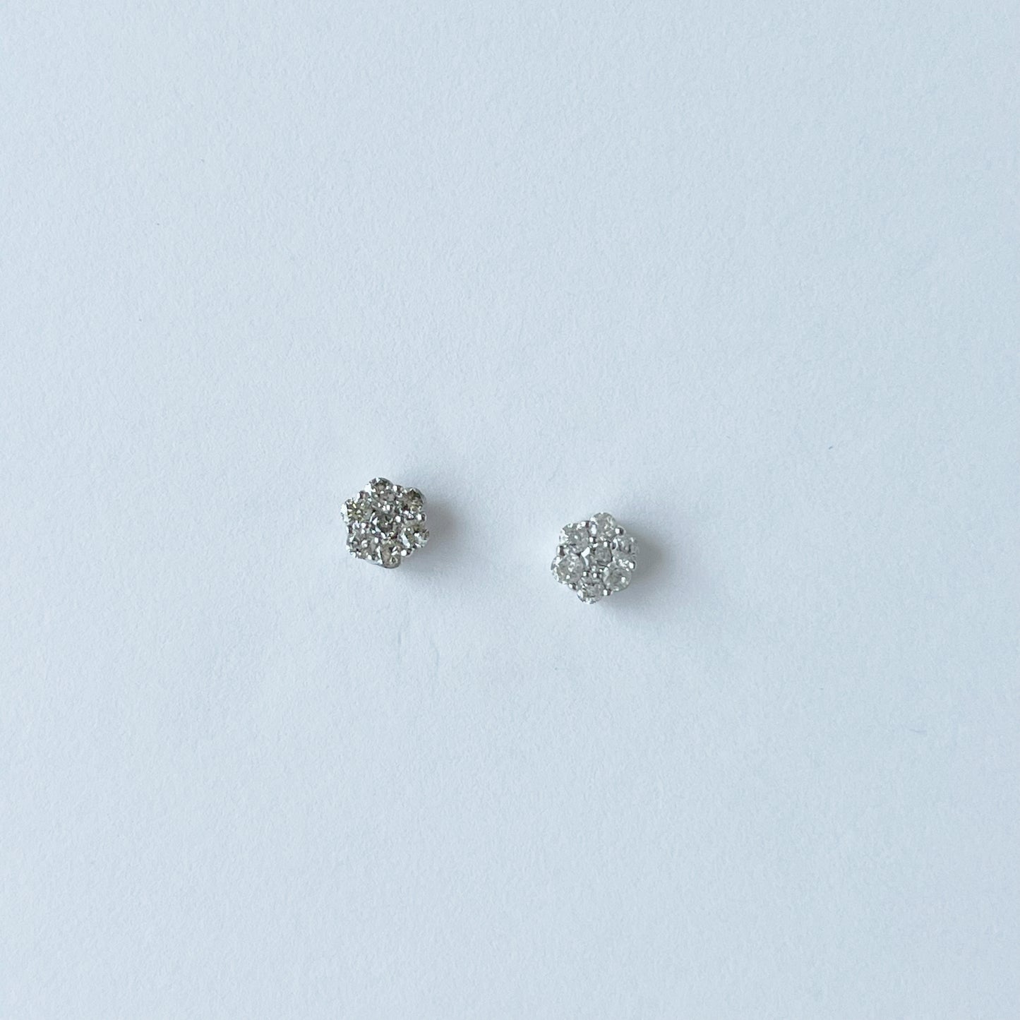 Studs cluster de diamantes 0.35ctw en oro blanco 10k