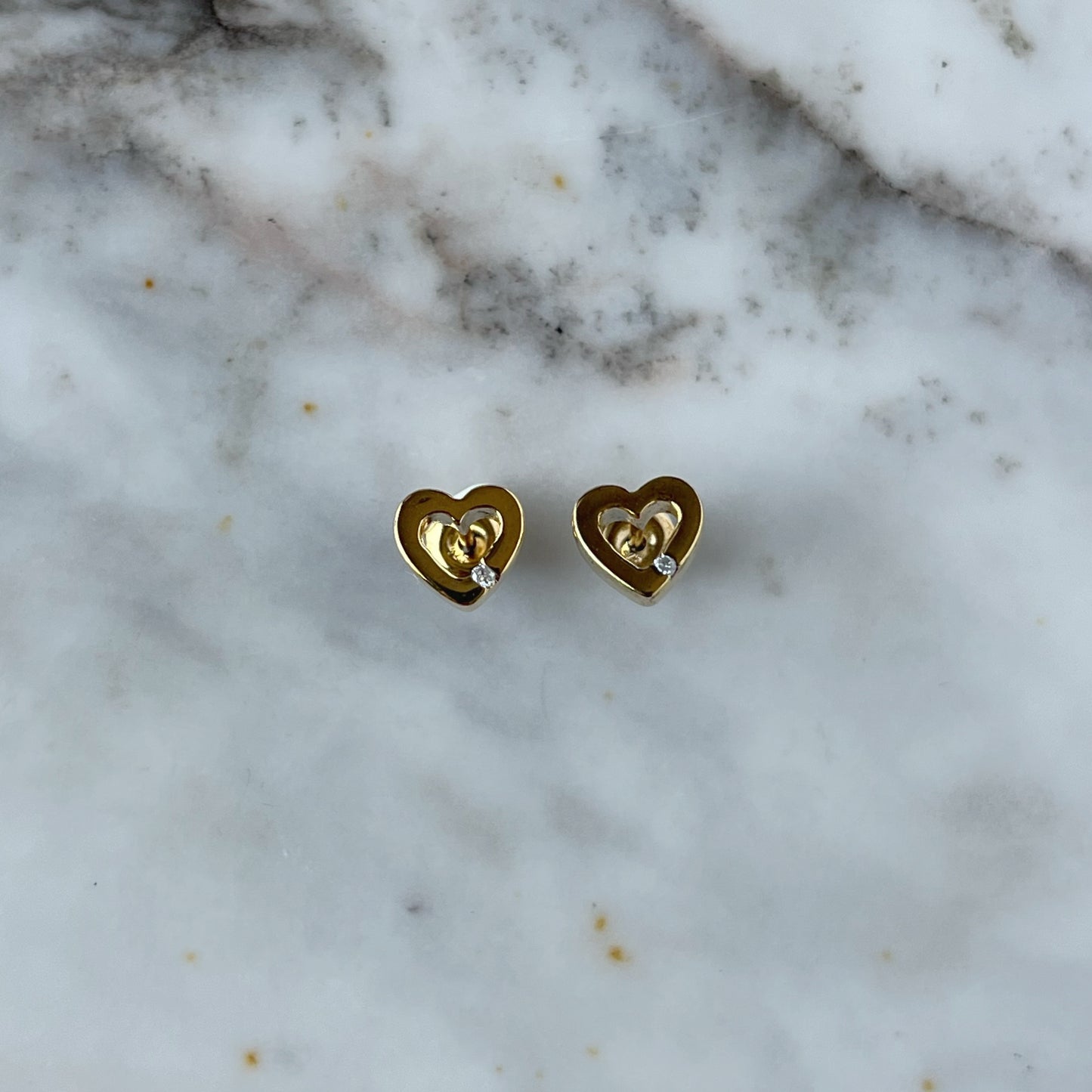 Aretes de plata con baño de oro en forma de corazón con diamante 0.02ctw