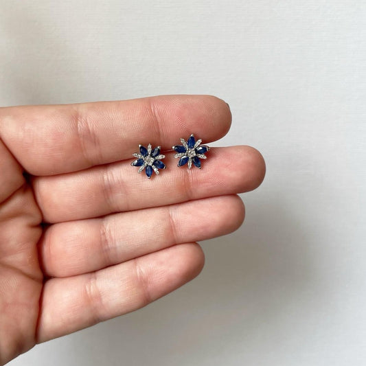 Aretes de flor en oro blanco 10k con zafiros y diamantes 0.13ctw